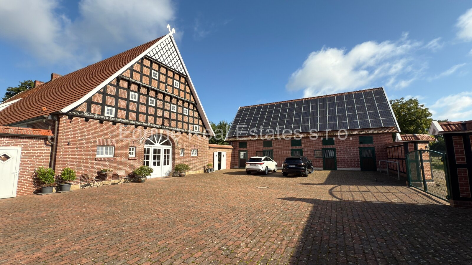 Luxuriöser Resthof mit Gästehaus, großer Scheune und Pferdestall